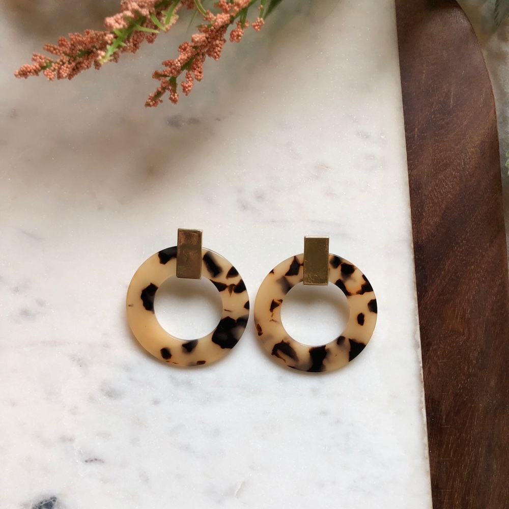 NWOT! The Camilla Resin Hoop Earring - Picture 4 of 8